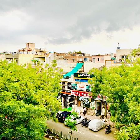 Qotel Hotel Rajouri Garden Above Ritu Marbles, Near Rajouri Garden Metro Station-Couple Friendly Nova Deli Exterior foto