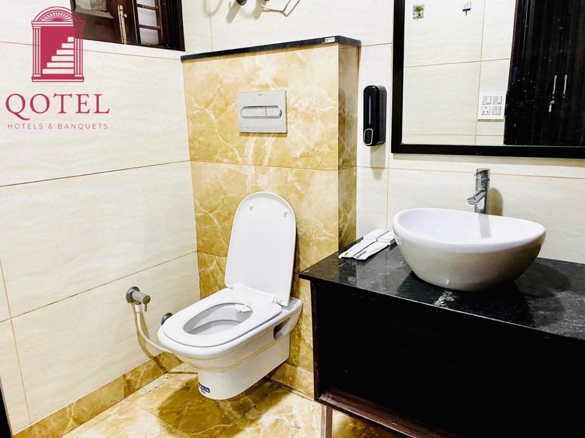 Qotel Hotel Rajouri Garden Above Ritu Marbles, Near Rajouri Garden Metro Station-Couple Friendly Nova Deli Exterior foto