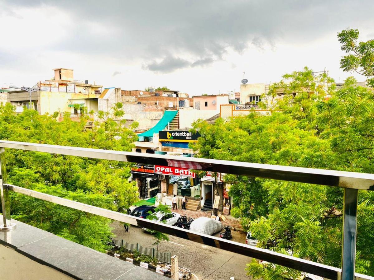 Qotel Hotel Rajouri Garden Above Ritu Marbles, Near Rajouri Garden Metro Station-Couple Friendly Nova Deli Exterior foto