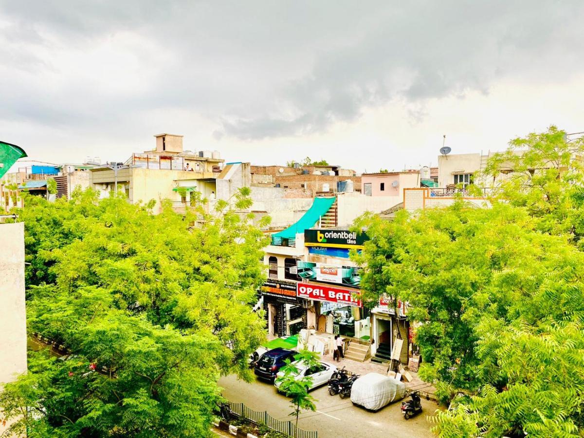 Qotel Hotel Rajouri Garden Above Ritu Marbles, Near Rajouri Garden Metro Station-Couple Friendly Nova Deli Exterior foto