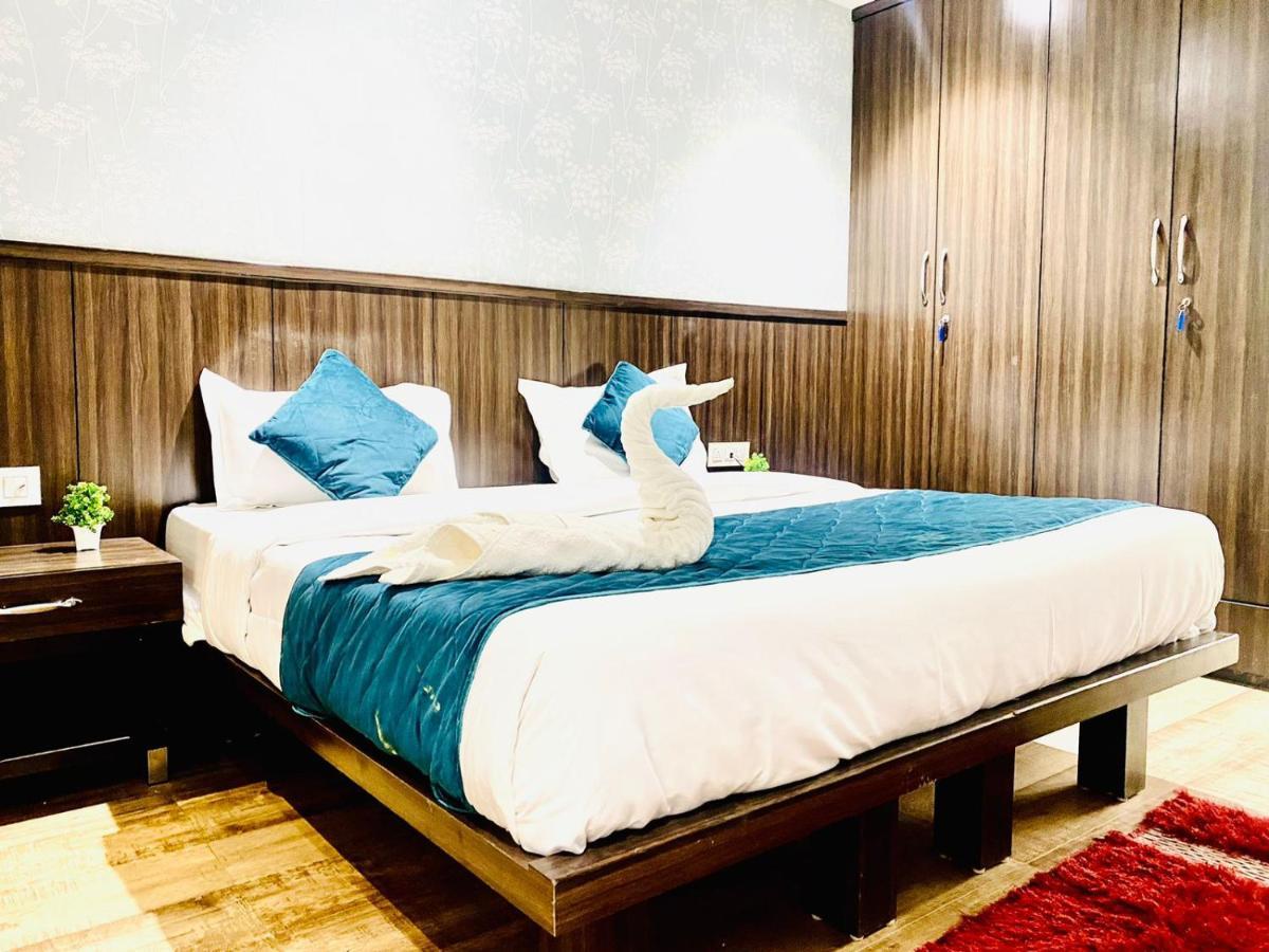 Qotel Hotel Rajouri Garden Above Ritu Marbles, Near Rajouri Garden Metro Station-Couple Friendly Nova Deli Exterior foto