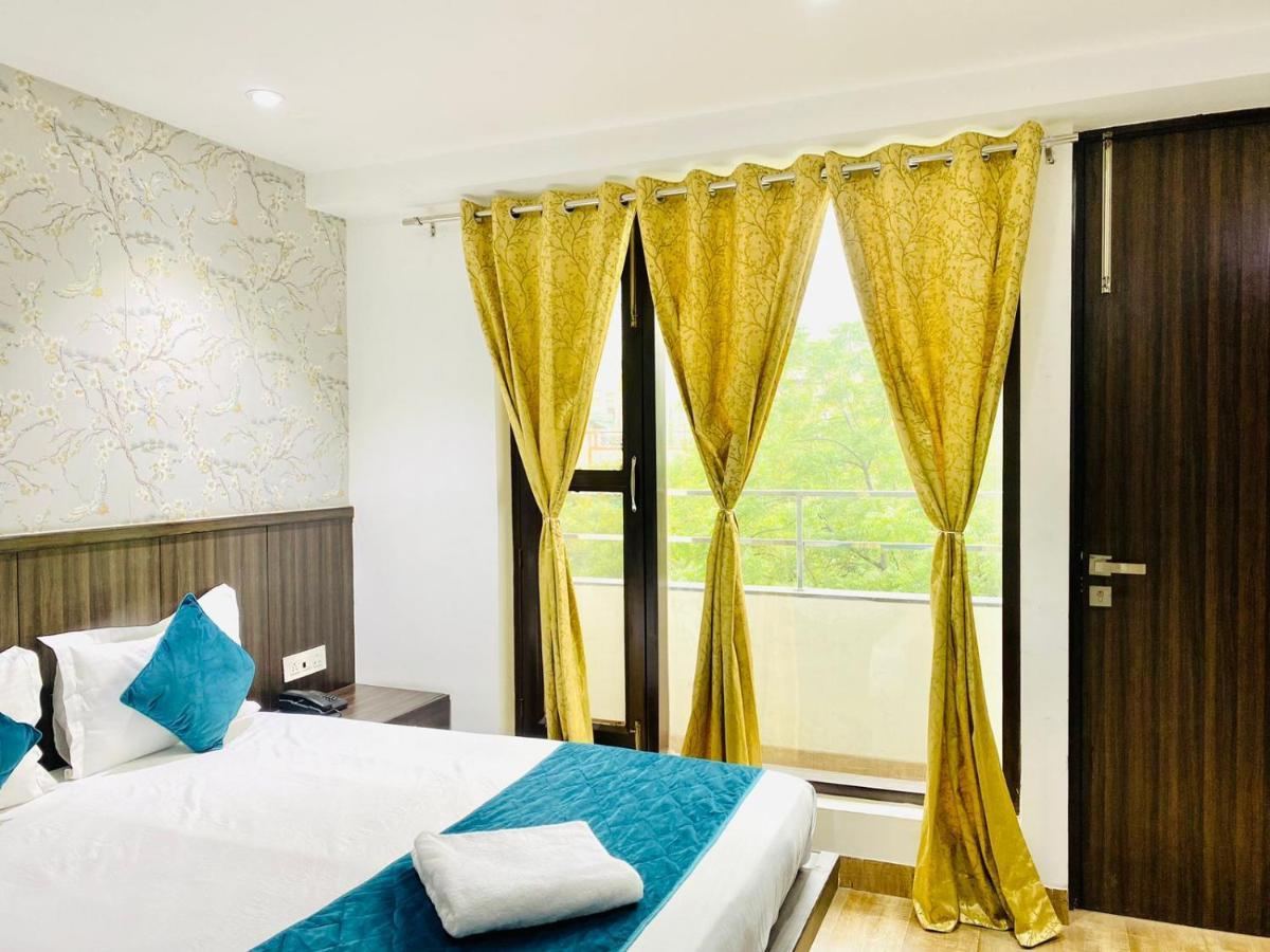 Qotel Hotel Rajouri Garden Above Ritu Marbles, Near Rajouri Garden Metro Station-Couple Friendly Nova Deli Exterior foto
