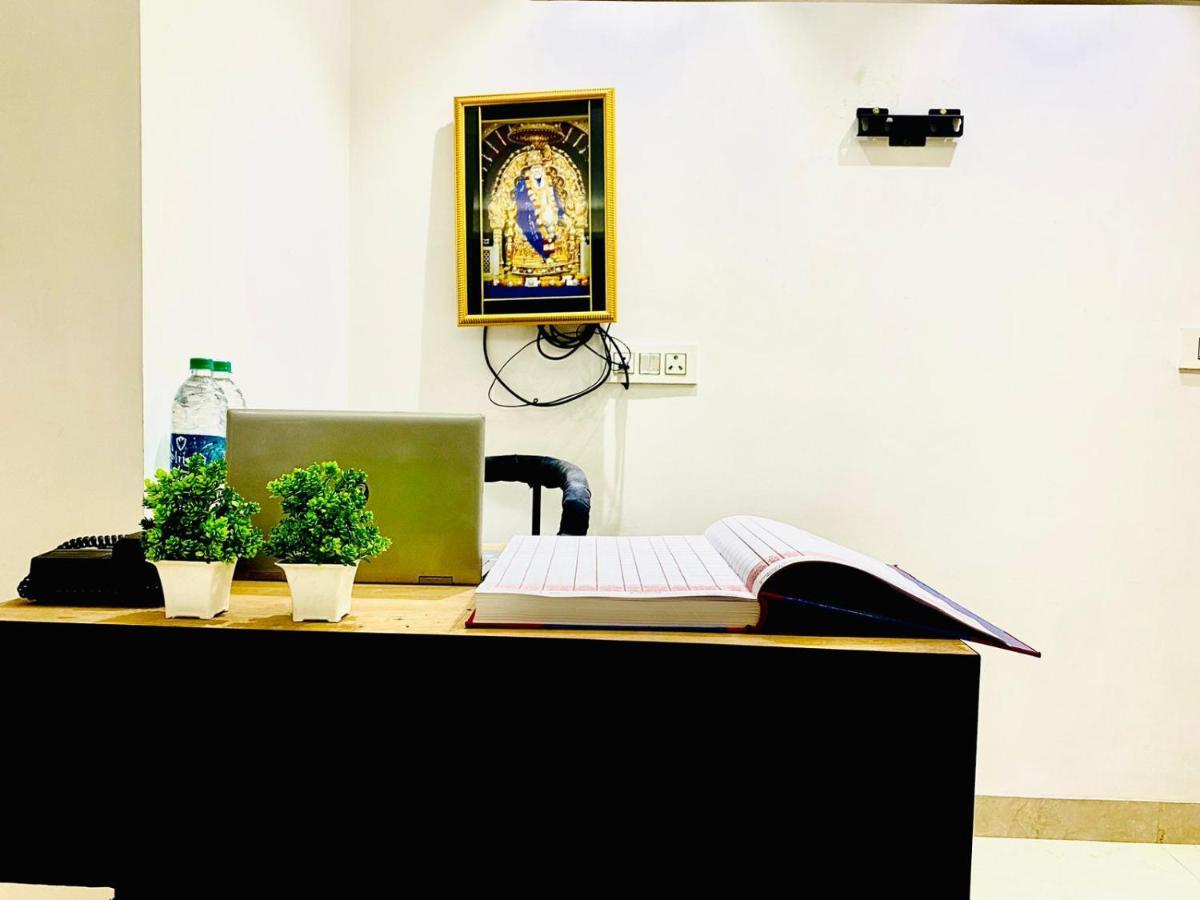 Qotel Hotel Rajouri Garden Above Ritu Marbles, Near Rajouri Garden Metro Station-Couple Friendly Nova Deli Exterior foto